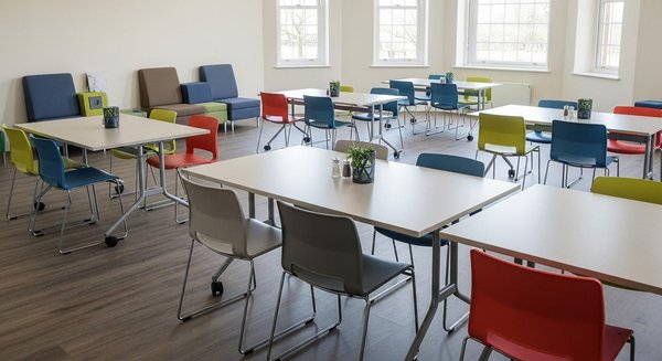 Comment bien choisir le mobilier collectivité : les critères incontournables à connaître